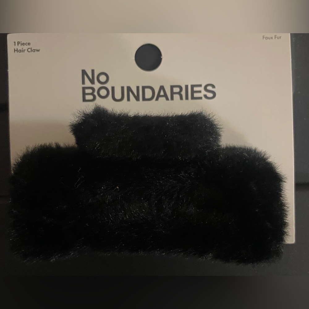 No Boundaries Black Faux Fur‎ Hair Claw! NEW!